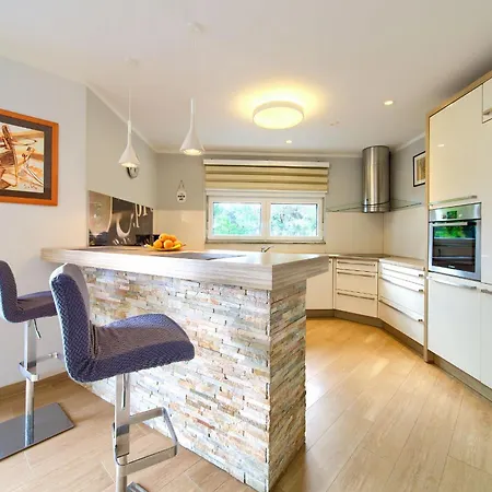Seafront Stasic Apartment *